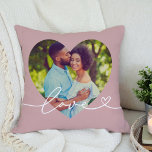 Liefde in het Roos van het Manuscript Roze Aangepa Kussen<br><div class="desc">Moderne en stijlvolle aangepaste slingerdesign biedt een favoriete foto in een grote hartvorm met een minimale witte 'Love'-typografische overlay,  met bloeiende en hartdetails. De roze achtergrondkleur van het stoffige roos kan worden gewijzigd. Een uniek cadeauidee voor een nieuw echtpaar of voor je geliefde op Valentijnsdag!</div>