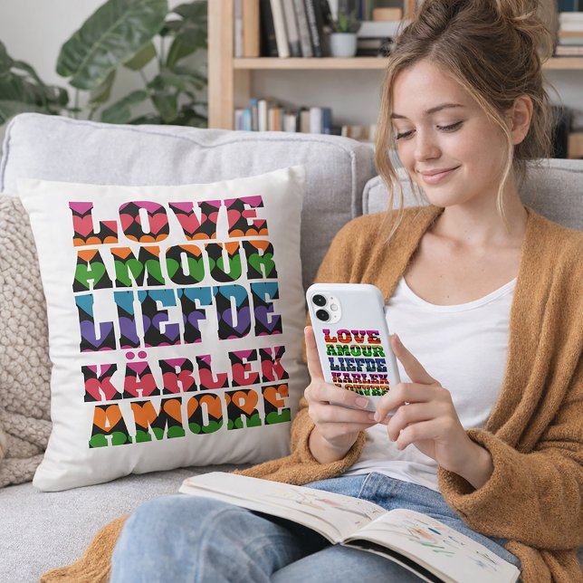 Liefde in meerdere talen Neon harten Kussen (A throw pillow that says love in multiple languages with a heart pattern.)