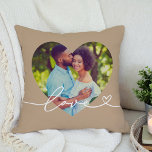 Liefde in Script Brown Custom Heart Shaped Photo Kussen<br><div class="desc">Moderne en stijlvolle aangepaste slingerdesign biedt een favoriete foto in een grote hartvorm met een minimale witte 'Love'-typografische overlay,  met bloeiende en hartdetails. De latte bruine achtergrondkleur kan worden gewijzigd. Een uniek cadeauidee voor een nieuw echtpaar of voor je geliefde op Valentijnsdag!</div>