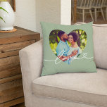 Liefde in Script Green Custom Heart Shaped Photo Kussen<br><div class="desc">Moderne en stijlvolle aangepaste slingerdesign biedt een favoriete foto in een grote hartvorm met een minimale witte 'Love'-typografische overlay,  met bloeiende en hartdetails. De groene kleur van de bladaluminium achtergrond kan worden gewijzigd. Een uniek cadeauidee voor een nieuw echtpaar of voor je geliefde op Valentijnsdag!</div>