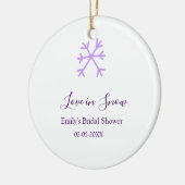 Liefde in sneeuw bruidsfeest paarse sneeuwvlokken  keramisch ornament (Links)