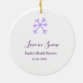 Liefde in sneeuw bruidsfeest paarse sneeuwvlokken  keramisch ornament (Achterkant)
