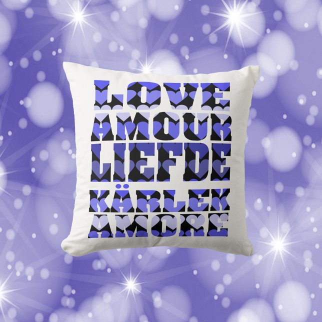 Liefde in vele talen Blue Hearts Sierkussen (A pillow that says love in many languages like English, French and Italian with blue hearts.)