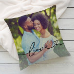 Liefde in zwart script met aangepaste hartfoto kussen<br><div class="desc">Moderne en stijlvolle aangepaste slankvormig ontwerp biedt een favoriete foto met een minimale zwarte 'Love'-typografische overlay,  met bloeiende en hartklare details. De zwarte gekleurde tekst kan worden aangepast. Een uniek cadeauidee voor een nieuw echtpaar of voor je geliefde op Valentijnsdag!</div>