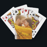 Liefde in zwart script met aangepaste hartfoto pokerkaarten<br><div class="desc">Moderne en stijlvolle aangepaste speelkaarten zijn voorzien van een favoriete foto met een minimale zwarte 'Love'-typografie en een ontwerp met bloeiende en hartdetails. De zwarte gekleurde tekst kan worden aangepast. Een uniek cadeauidee voor een nieuw echtpaar of voor je geliefde op Valentijnsdag!</div>