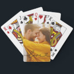 Liefde in zwart script met aangepaste hartfoto pokerkaarten<br><div class="desc">Moderne en stijlvolle aangepaste speelkaarten zijn voorzien van een favoriete foto met een minimale zwarte 'Love'-typografie en een ontwerp met bloeiende en hartdetails. De zwarte gekleurde tekst kan worden aangepast. Een uniek cadeauidee voor een nieuw echtpaar of voor je geliefde op Valentijnsdag!</div>