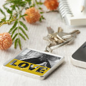 Liefde is alles wat je nodig hebt Mustard Yellow P Sleutelhanger (Zijkant)