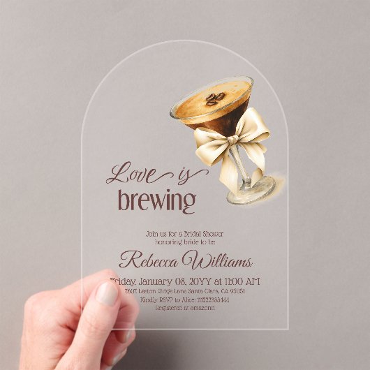 Liefde is Brouwen Bow Espresso Martini Vrijgezelle Acryl Uitnodigingen (Insitu (Draagbaar))