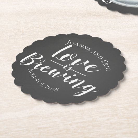 Liefde is brouwen bruiloft pub stijl gunst kartonnen onderzetters (Gekanteld)