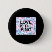 Liefde is de Fing. Sticker Ronde Button 5,7 Cm (Voorkant)