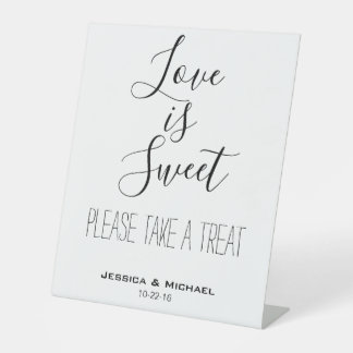 Liefde is een liefje snoep-buffet met een speciale reclamebord met voetstuk