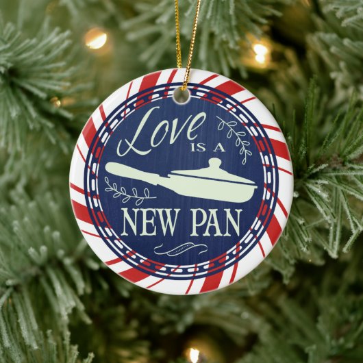 Liefde is een nieuwe pan die culinaire kerstmis ko keramisch ornament (Boom)