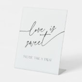 Liefde is een zoet minimalistisch zwart-wit buffet reclamebord met voetstuk (Voorkant)