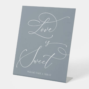Liefde is een zoete blauwe, grijze, minimalistisch reclamebord met voetstuk