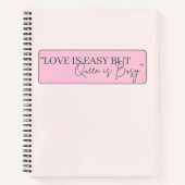 Liefde Is Eenvoudig Maar Koningin Is Bezig Roze Vr Notitieboek (Voorkant)