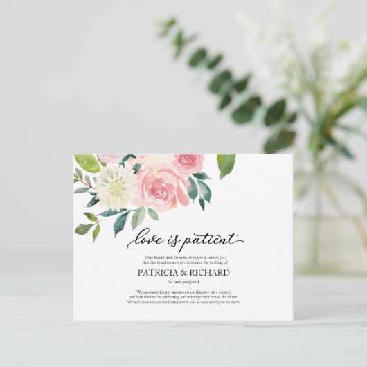Liefde is geduldig blozen bloemenbruiloft uitstel briefkaart (Staand voorkant)