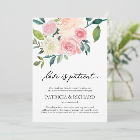 Liefde is geduldig blozen bloemenbruiloft uitstel kaart (Staand voorkant)