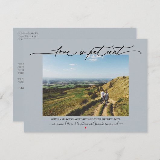 Liefde is geduldig bruiloft uitstel Dusty Blue Briefkaart (Voorkant / Achterkant)