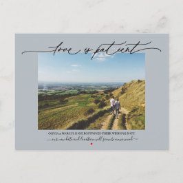 Liefde is geduldig bruiloft uitstel Dusty Blue Briefkaart