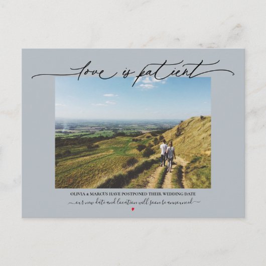 Liefde is geduldig bruiloft uitstel Dusty Blue Briefkaart (Voorkant)
