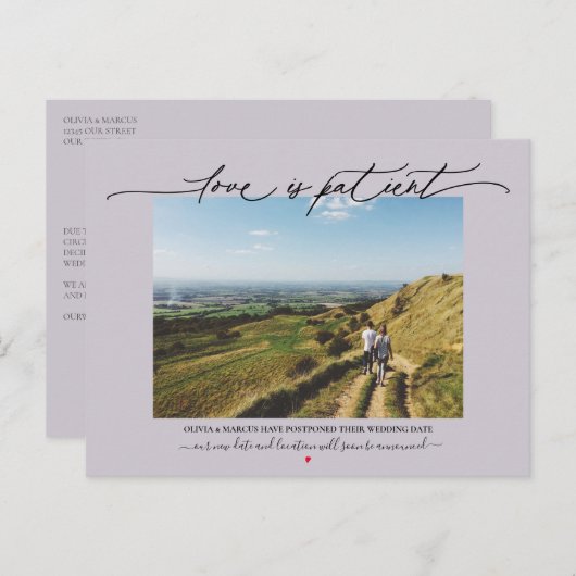 Liefde is geduldig bruiloft uitstel Dusty Plum Briefkaart (Voorkant / Achterkant)
