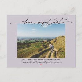 Liefde is geduldig bruiloft uitstel Dusty Plum Briefkaart