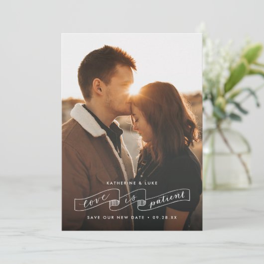 Liefde is Geduldig Foto Nieuwe Datum Aankondiging (Staand voorkant)