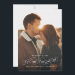 Liefde is Geduldig Foto Nieuwe Datum Aankondiging<br><div class="desc">Als je de datum van je huwelijk moet wijzigen, laat je vrienden en familie het dan weten met deze foto aankondiging van de nieuwe datum. Het bevat een volledige foto op de voorkant met een handgeschreven lint met de tekst 'liefde is geduldig.' De achterkant van de kaart biedt ruimte voor...</div>