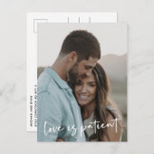 Liefde is Geduldig | Nieuwe Datum Modern Script Fo Aankondigingskaart (Voorkant / Achterkant)