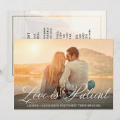 Liefde is Geduldig Romantisch Script Foto Bruiloft Aankondiging (Voorkant / Achterkant)