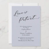 Liefde is geduldig stofblauw uitgesteld bruiloft K Kaart (Voorkant)