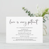 Liefde is Geduldig Uitstel Trouwen Elegant Aankondiging (Staand voorkant)