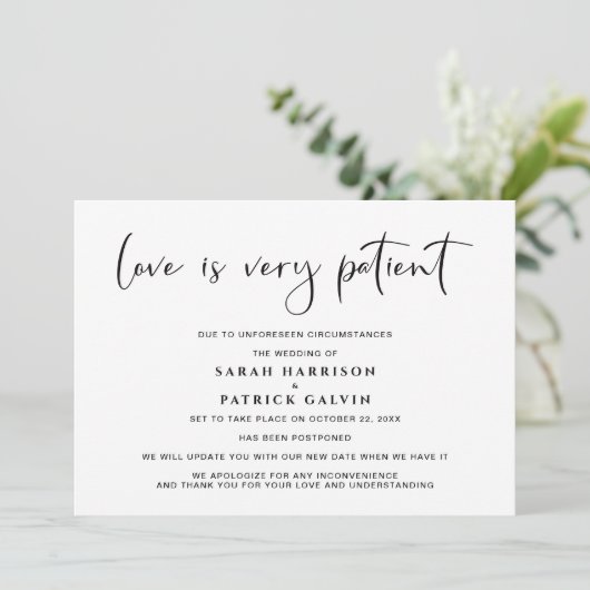 Liefde is Geduldig Uitstel Trouwen Elegant Aankondiging (Staand voorkant)