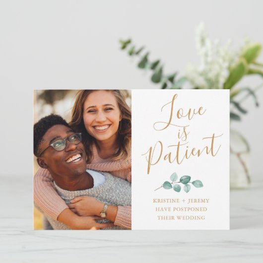 Liefde is geduldige foto gouden script uitgesteld save the date (Staand voorkant)
