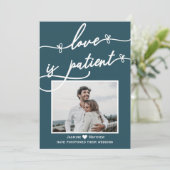 Liefde is geduldige kalligrafie uitgesteld huwelij save the date (Staand voorkant)