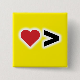 Liefde is groter vierkante button 5,1 cm