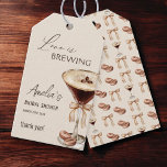 Liefde is het brouwen van Espresso Martini Vrijgez Cadeaulabel<br><div class="desc">Vier de bruid-to-be met een chique "Love is Brewing" espresso martini vrijgezellenfeest Gift Label.</div>