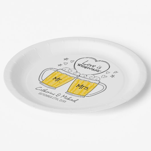 Liefde is het brouwen van handgetekende bierglazen papieren bordje (Gekanteld)