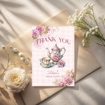 Liefde is het brouwen van  Victoriaans bruids thee Bedankkaart<br><div class="desc">Liefde is brouwen  Victoriaans roze rozen bruids theefeest bedankkaarten,  elegante  Victoriaans stijl theepot en theekop zacht roze girly vrijgezellenfeest theefeest dank u kaarten vrijgezellenfeest dank u kaarten</div>