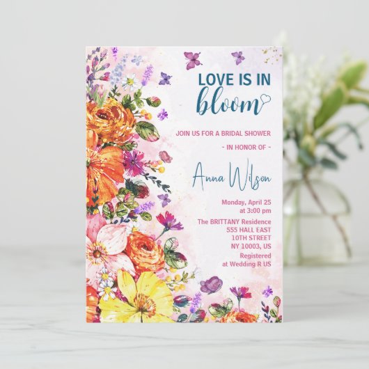 Liefde is in bloei kleurrijk wilde bloem vrijgezel kaart (Staand voorkant)