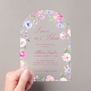Liefde is in bloei Roze bloemboog Bruidsdouche Acryl Uitnodigingen