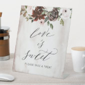 Liefde is Lief Bourgondië Roze Rose Bloemenbruilof Reclamebord Met Voetstuk (Insitu)