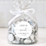 Liefde is lief bruiloft dank je ronde sticker<br><div class="desc">Elegant dank u sticker voor uw bruiloft receptie gunsten met "Love Is Sweet" in eenvoudige moderne typografie en een stijlvol elegant script met swashes,  uw voornamen samengevoegd door een hart en uw bruiloft datum.</div>