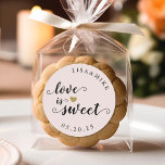 Liefde is Lief Custom Script Wedding Favor Roze Ronde Sticker<br><div class="desc">Op maat ontworpen bruiloft snoep buffet gunst stickers met gouden glitter hart en "Love is Sweet" in elegante hand geborsteld script / kalligrafie. Personaliseer deze huwelijksgunst sticker met de namen van bruid en bruidegom en trouwdatum voor een vleugje stijl aan uw huwelijksgunsten en giften.</div>