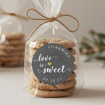 Liefde is Lief Custom Wedding Favor Chalkboard Ronde Sticker<br><div class="desc">Op maat ontworpen bruiloft snoep buffet gunst stickers met gouden glitter hart en "Love is Sweet" in de elegante hand geborsteld script / kalligrafie op een rustieke krijtbord achtergrond. Personaliseer deze huwelijksgunst sticker met de namen van bruid en bruidegom en trouwdatum voor een vleugje stijl aan uw huwelijksgunsten en giften....</div>