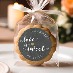 Liefde is Lief Custom Wedding Favor Chalkboard Ronde Sticker<br><div class="desc">Op maat ontworpen bruiloft snoep buffet gunst stickers met gouden glitter hart en "Love is Sweet" in de elegante hand geborsteld script / kalligrafie op een rustieke krijtbord achtergrond. Personaliseer deze huwelijksgunst sticker met de namen van bruid en bruidegom en trouwdatum voor een vleugje stijl aan uw huwelijksgunsten en giften....</div>