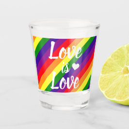 Liefde is Liefde geschilderd met regenboogstrepen Shot Glas