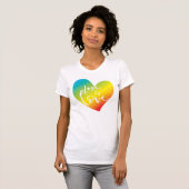 LIEFDE IS LIEFDE LBGT regenboog hart wit beletteri T-shirt (Voorkant volledig)