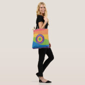 Liefde is Liefde Pride regenboog met harten Tote Bag (Op model)
