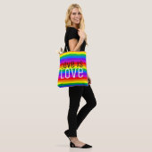 Liefde is liefde, regenboog tote bag (Op model)
